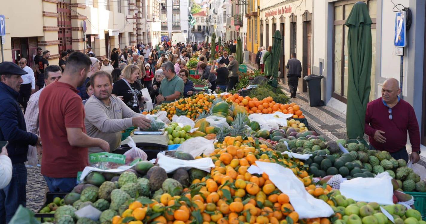 Madeirenses e turistas marcam a tradição das compras no mercado (com fotos)