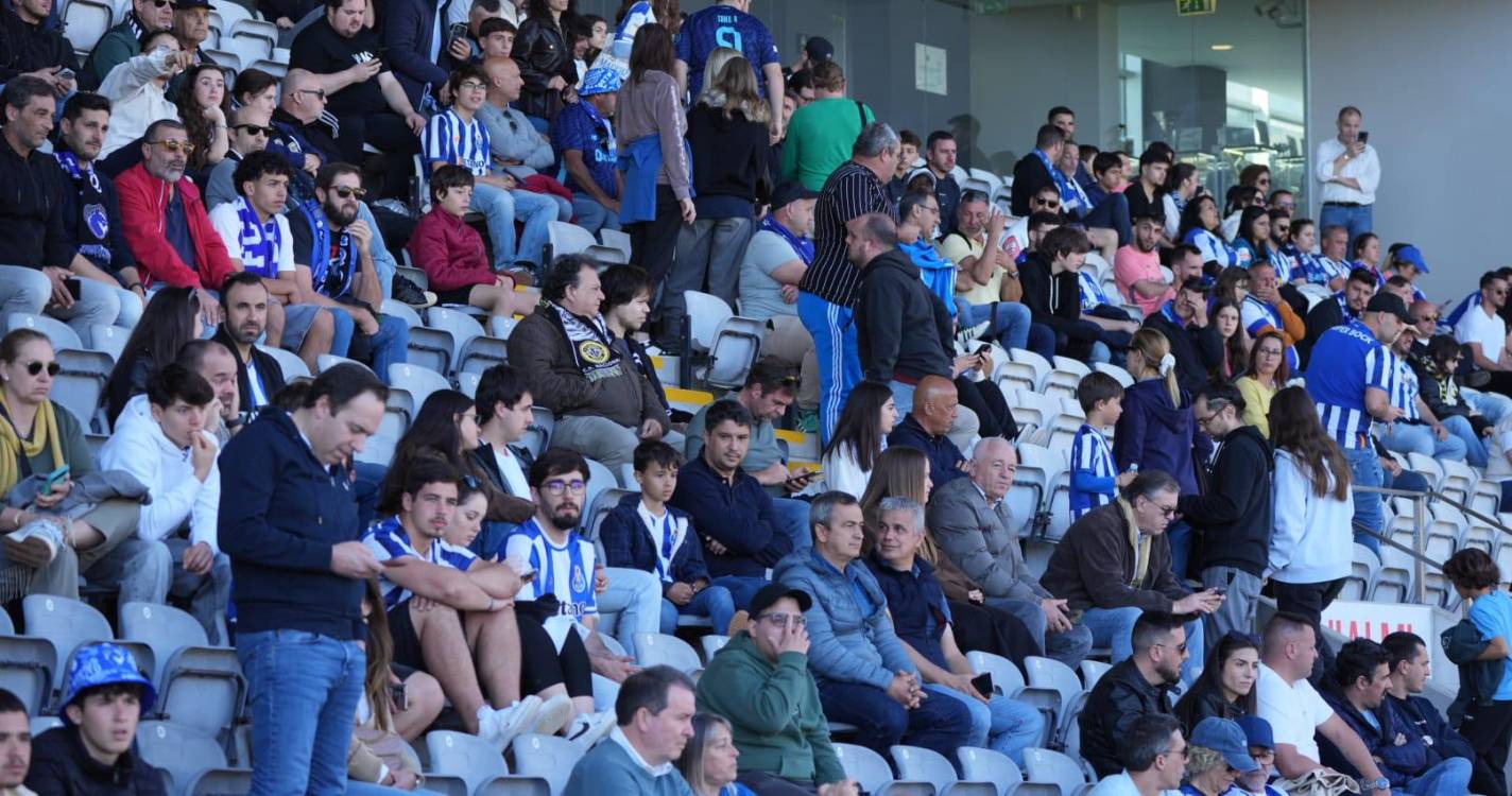 Estádio da Madeira composto para assistir ao Nacional–FC Porto (com fotos)