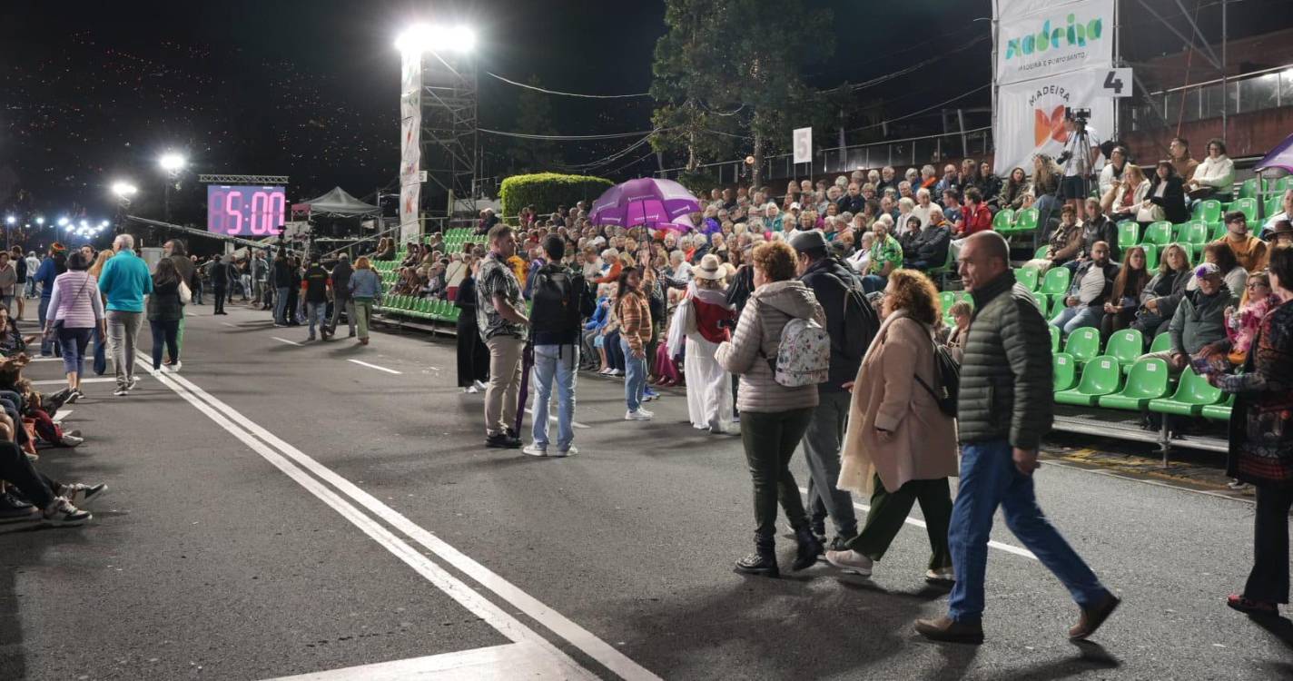 Milhares de pessoas aguardam desfile alegórico (com fotos)