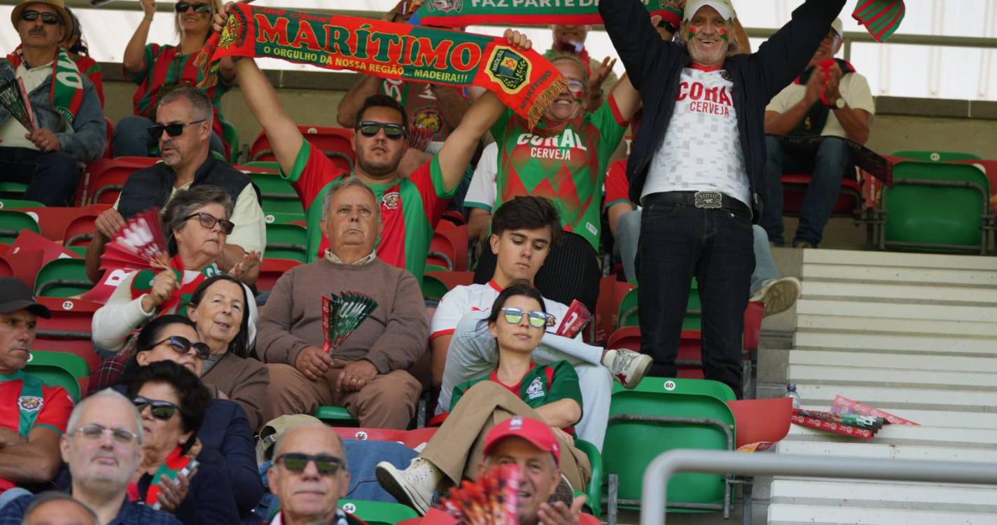 Adeptos em peso nos Barreiros para apoiar Marítimo (com fotos)