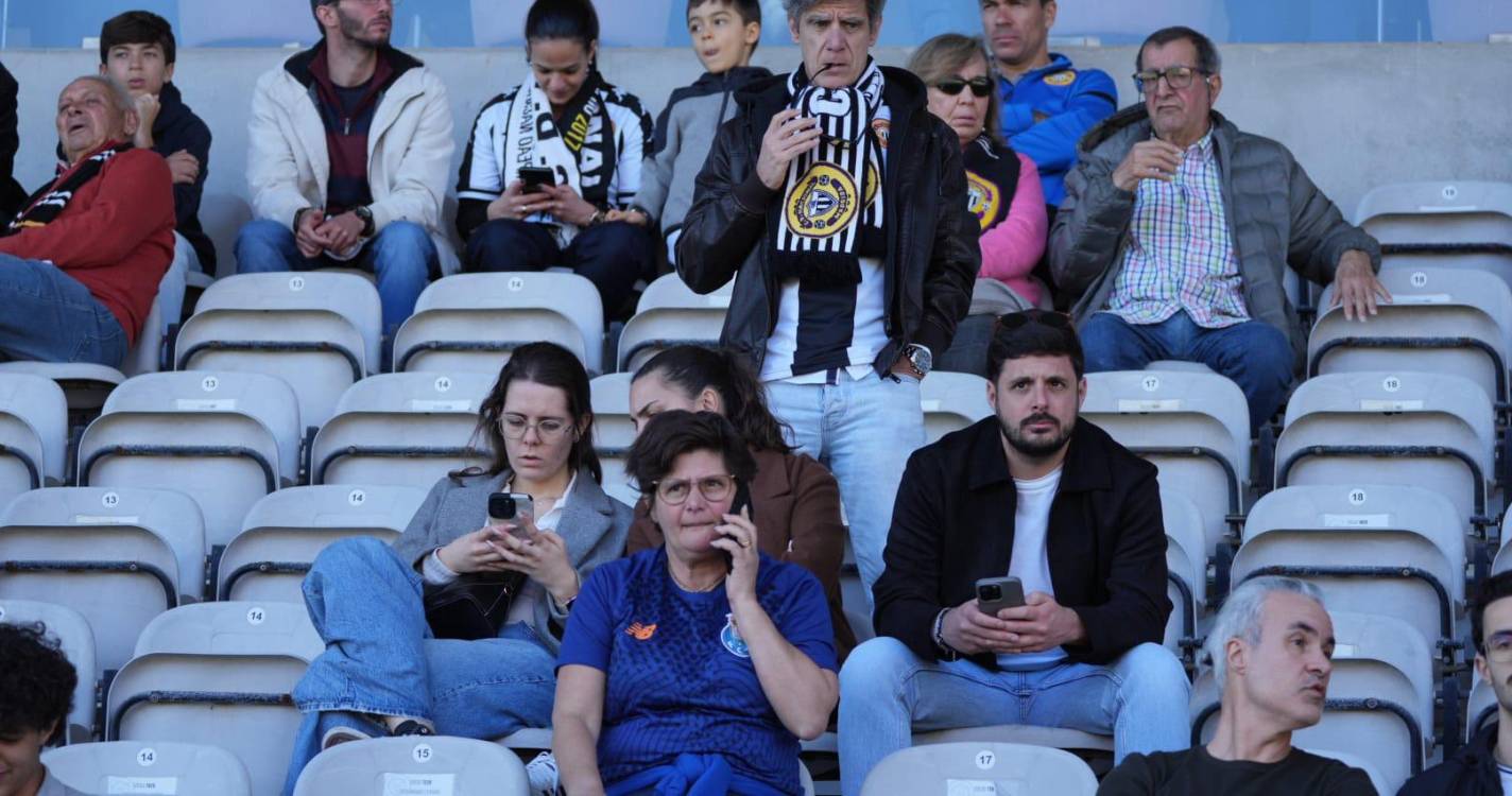 Estádio da Madeira composto para assistir ao Nacional–FC Porto (com fotos)