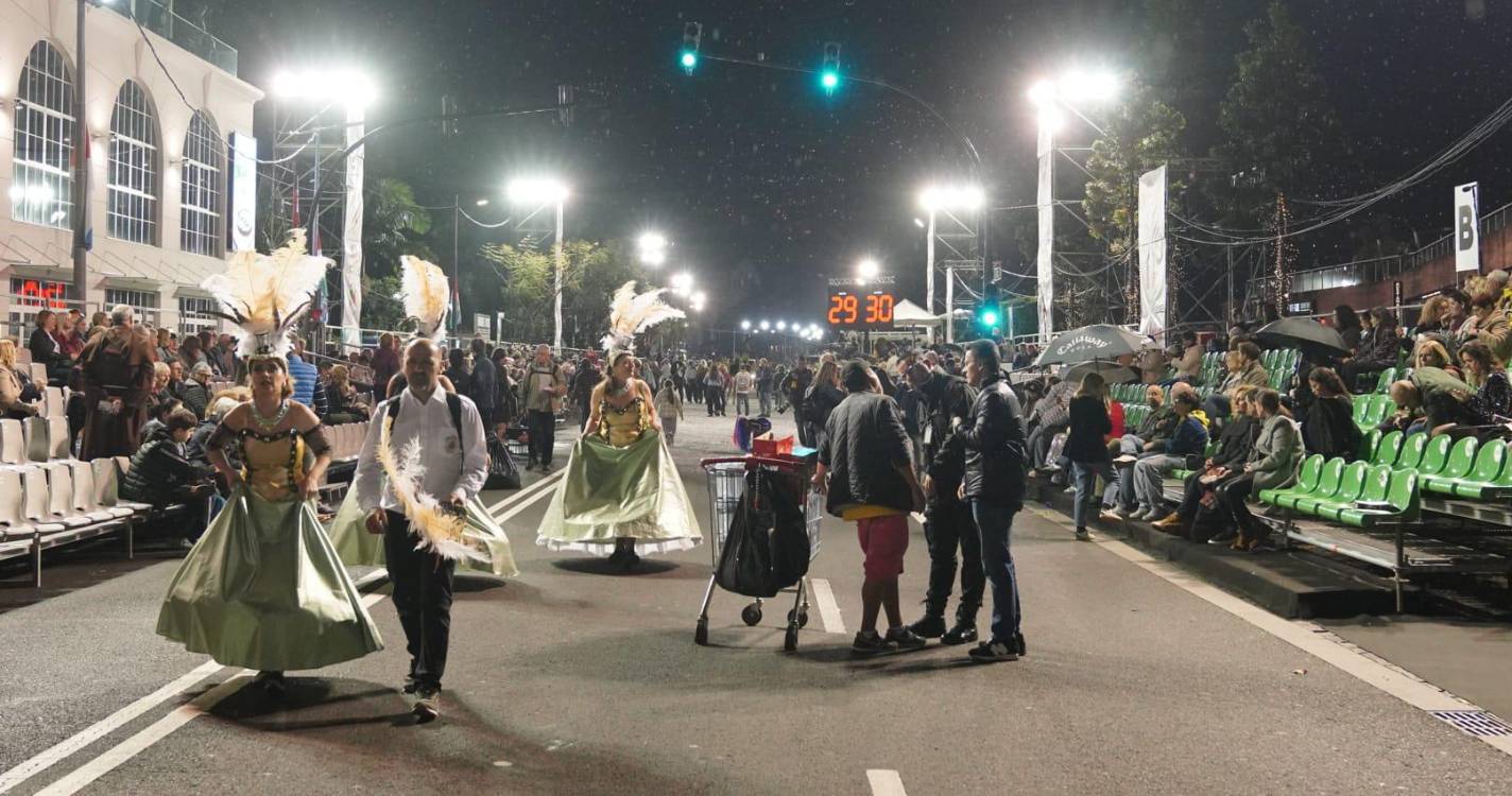 Chuva não assusta público já a postos para o Cortejo de Carnaval