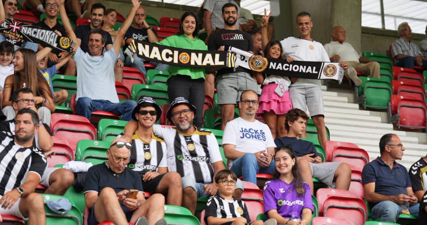 Bancadas dos Barreiros ‘pintadas’ com as cores do dérbi da Madeira (com fotos)