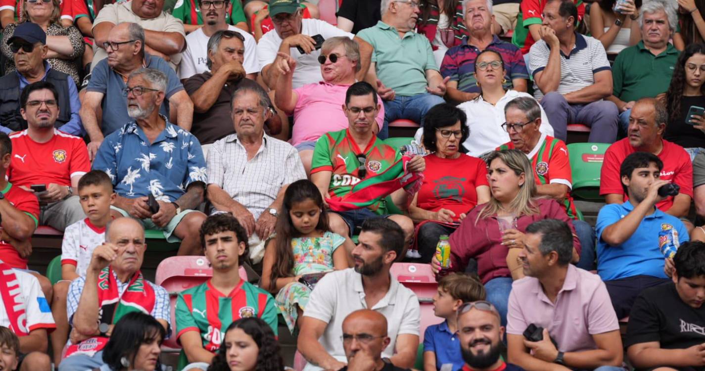 Bancadas dos Barreiros ‘pintadas’ com as cores do dérbi da Madeira (com fotos)