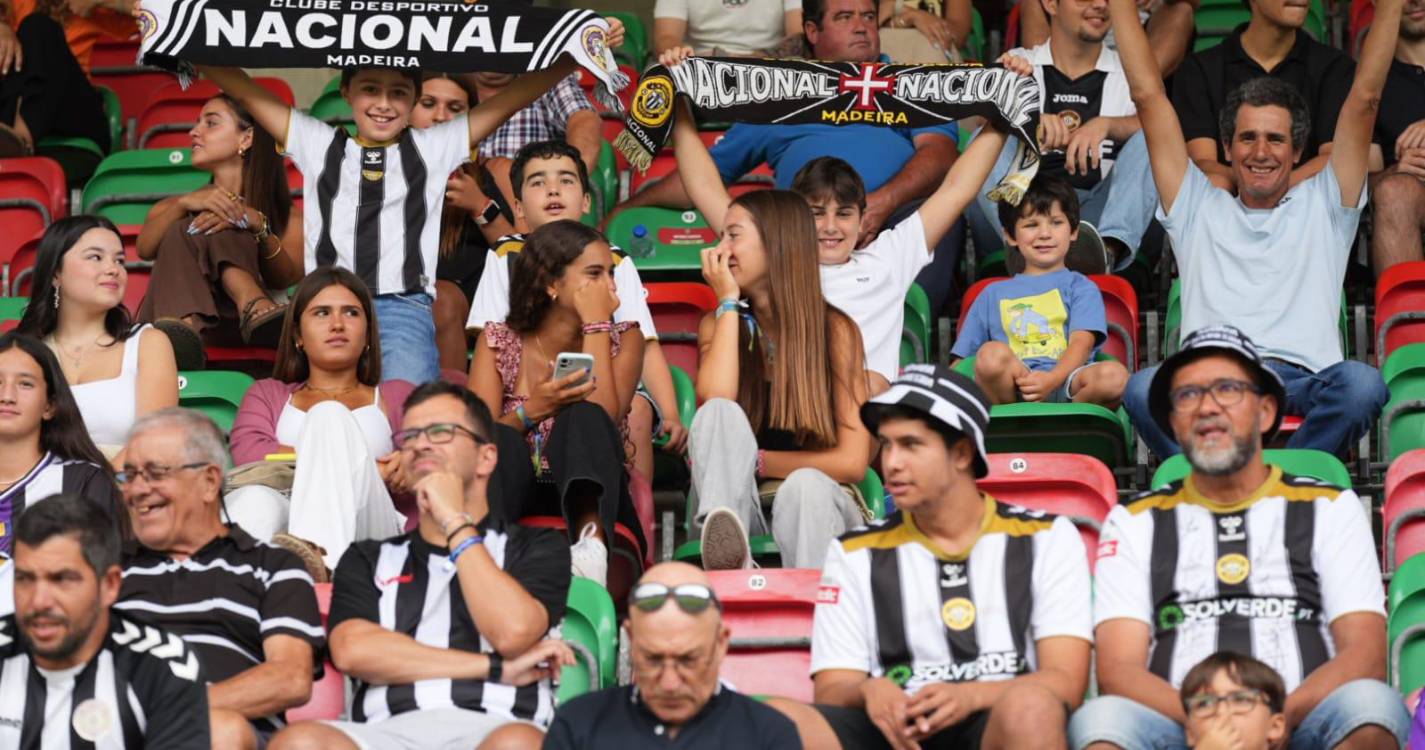 Bancadas dos Barreiros ‘pintadas’ com as cores do dérbi da Madeira (com fotos)