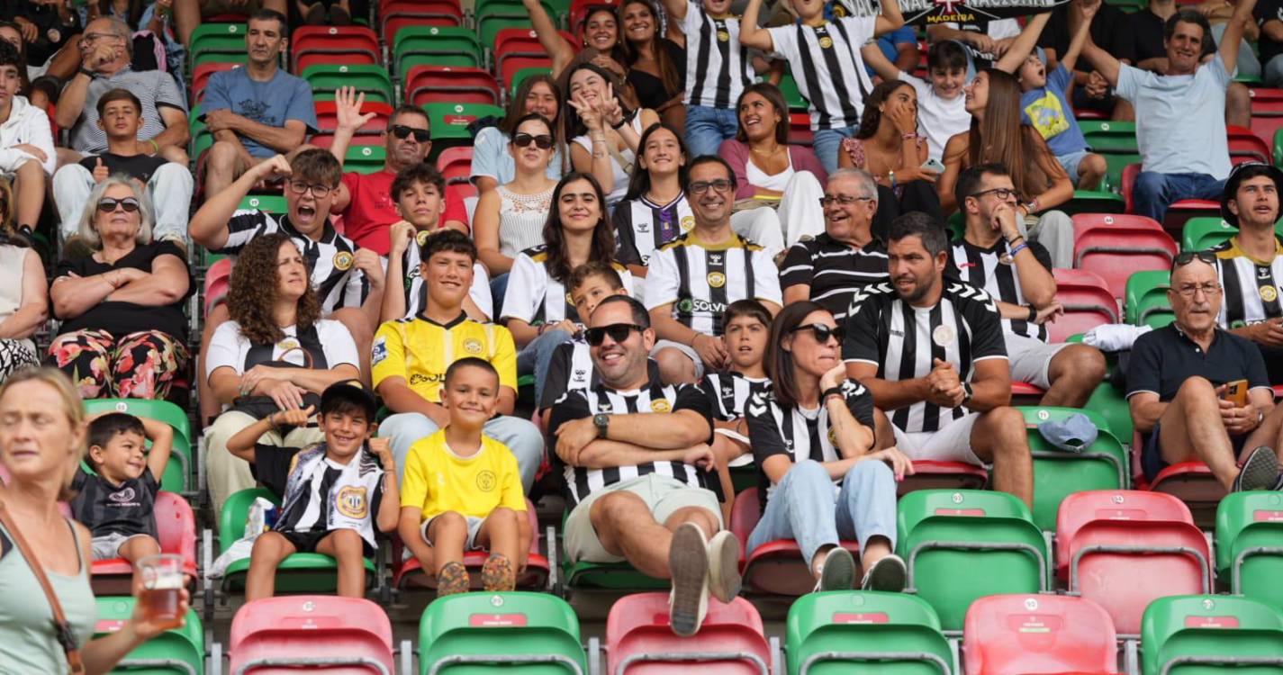 Bancadas dos Barreiros ‘pintadas’ com as cores do dérbi da Madeira (com fotos)