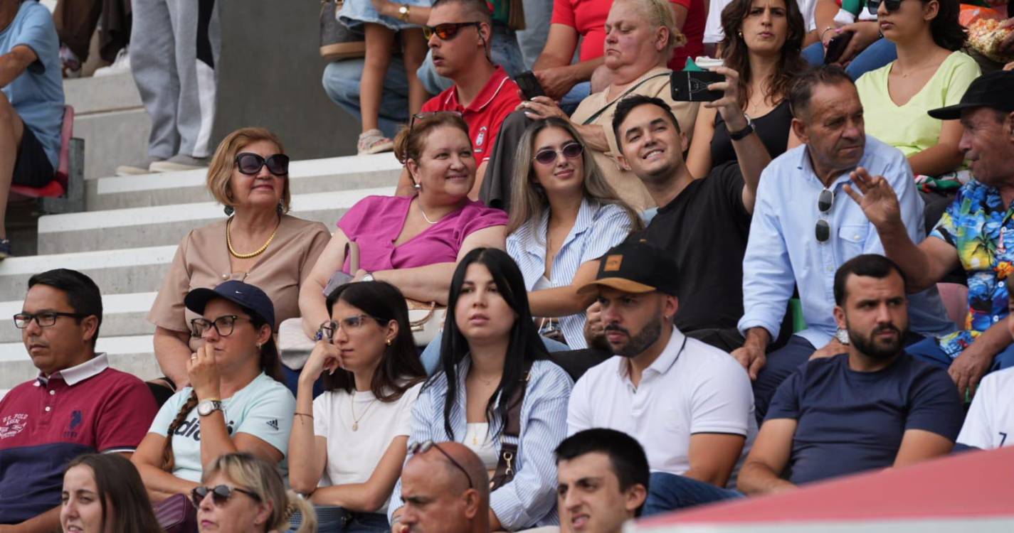 Bancadas dos Barreiros ‘pintadas’ com as cores do dérbi da Madeira (com fotos)