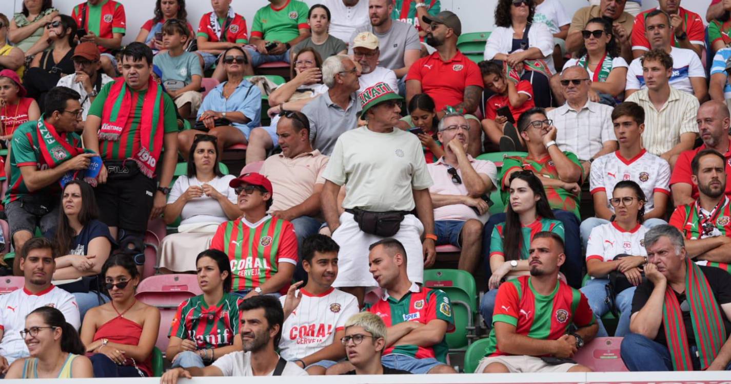 Bancadas dos Barreiros ‘pintadas’ com as cores do dérbi da Madeira (com fotos)