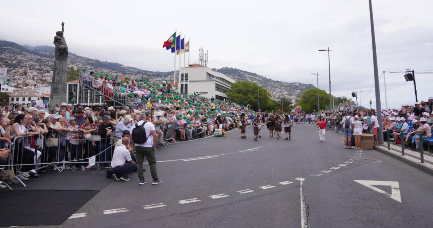 Milhares de residentes e turistas aguardam pelo Cortejo da Flor (com fotos)