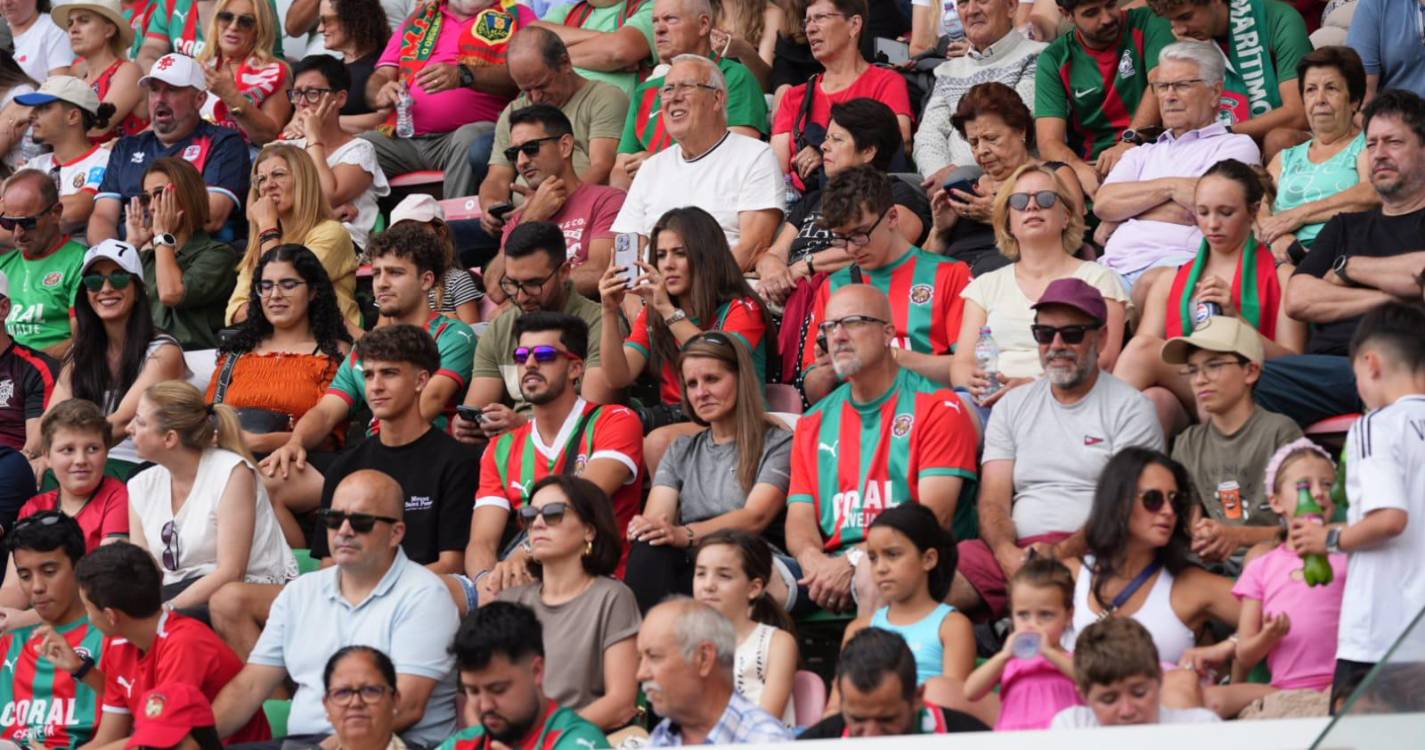 Bancadas dos Barreiros ‘pintadas’ com as cores do dérbi da Madeira (com fotos)