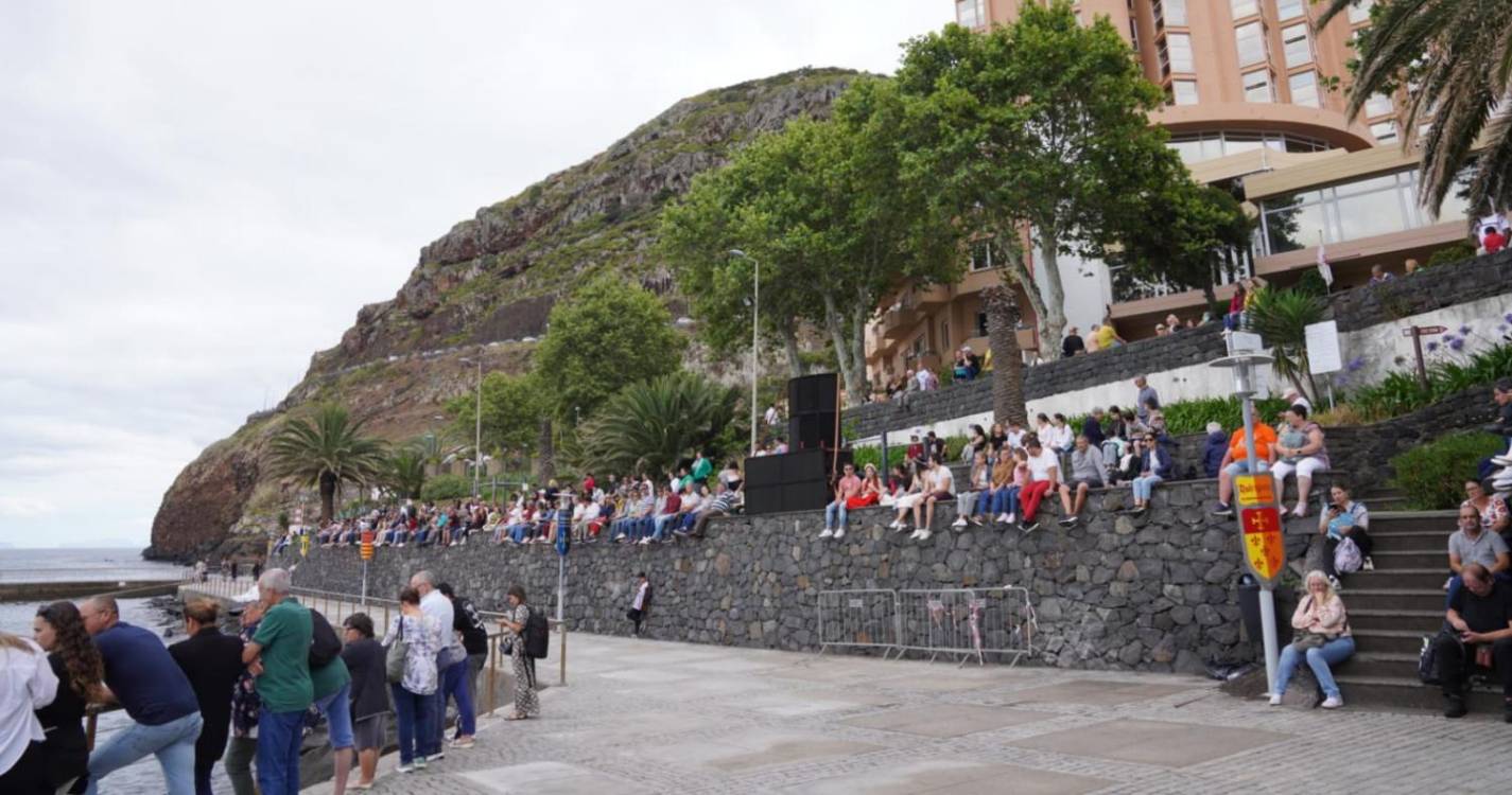 Multidão assiste ao desembarque no segundo dia de Mercado Quinhentista