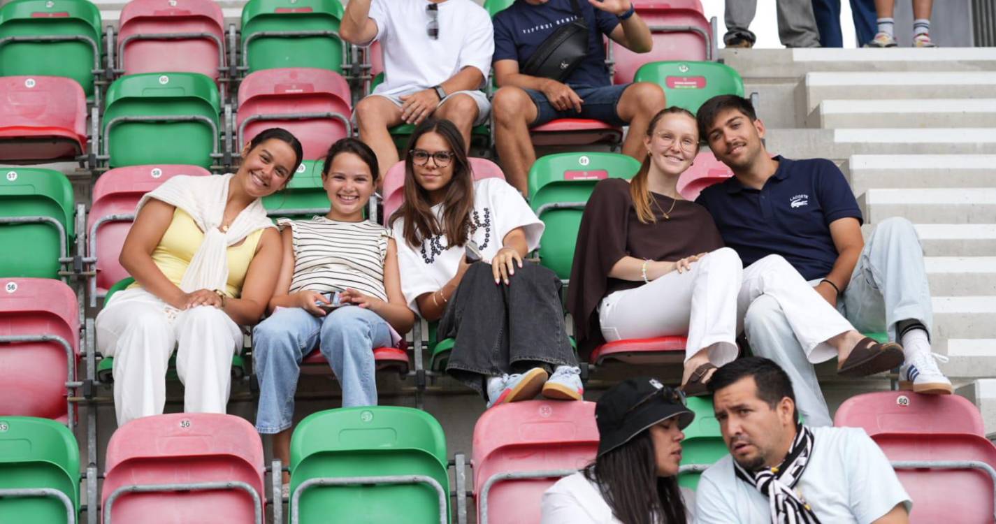 Bancadas dos Barreiros ‘pintadas’ com as cores do dérbi da Madeira (com fotos)