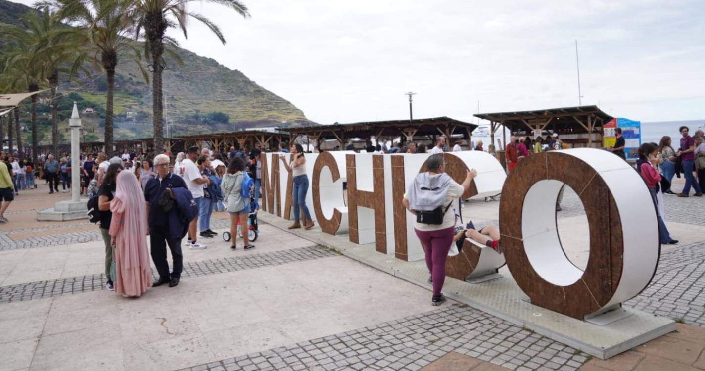 Multidão assiste ao desembarque no segundo dia de Mercado Quinhentista