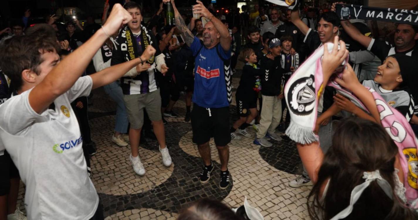 Enquanto avião não aterra adeptos fazem a festa