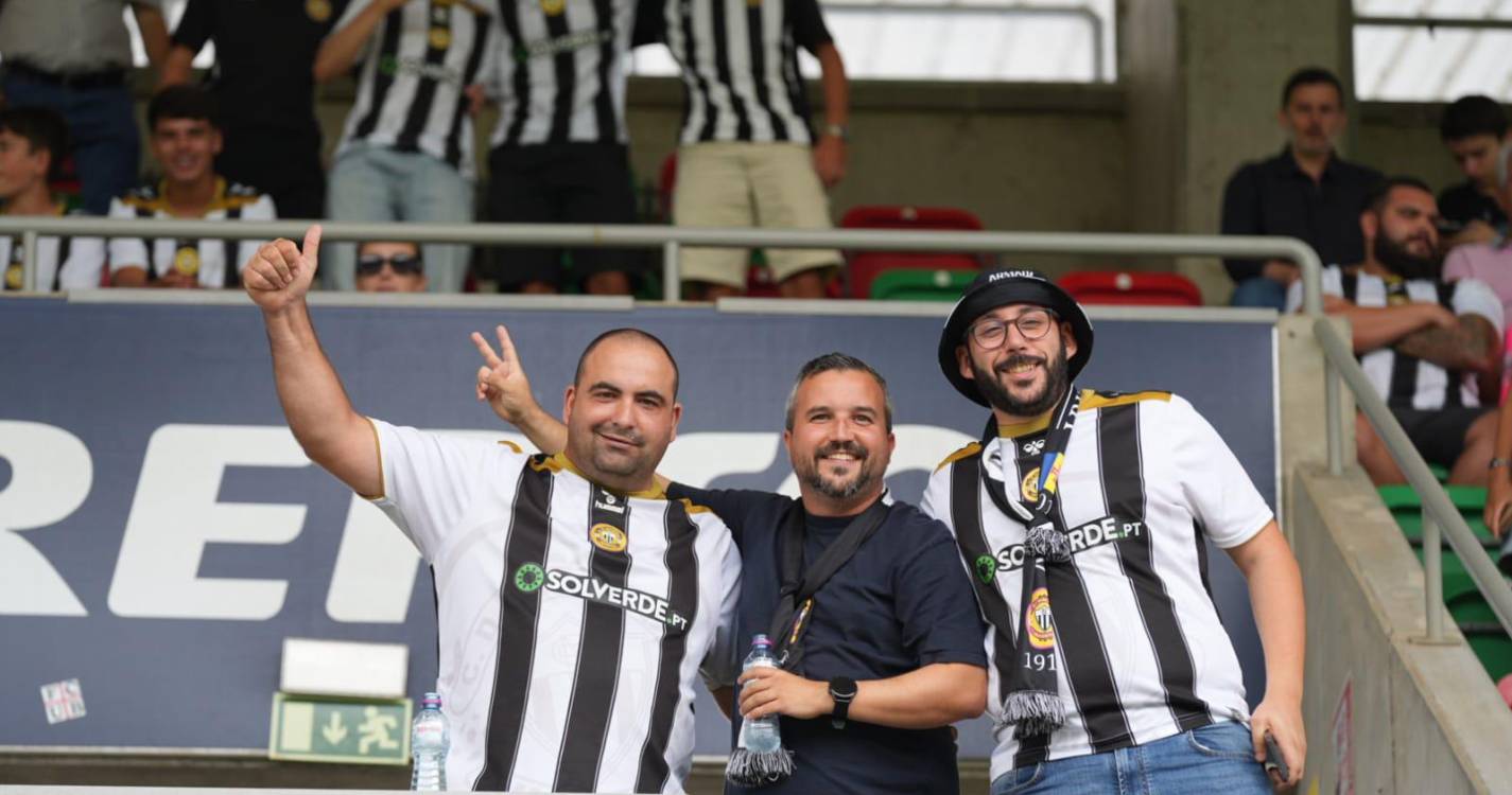 Bancadas dos Barreiros ‘pintadas’ com as cores do dérbi da Madeira (com fotos)