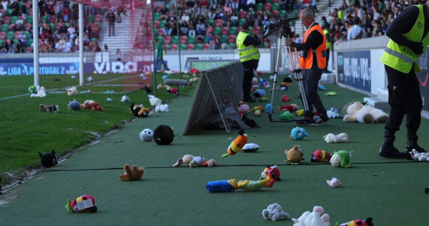 Chuva de peluches registada no intervalo do Marítimo - Penafiel (com fotos)