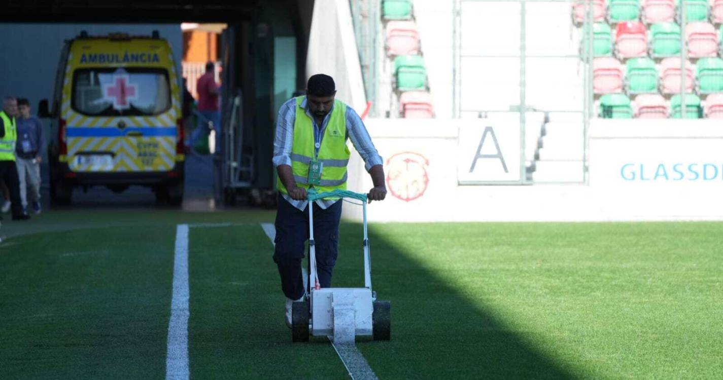 Dimensão do campo faz atrasar jogo nos Barreiros
