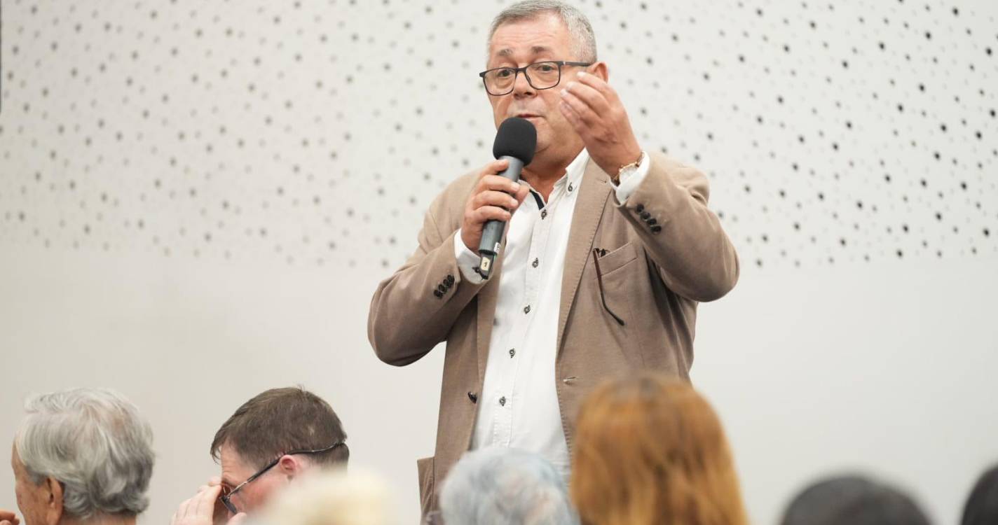 Presidente da ADRAMA desafia alunos a lerem no telemóvel o que é Autonomia