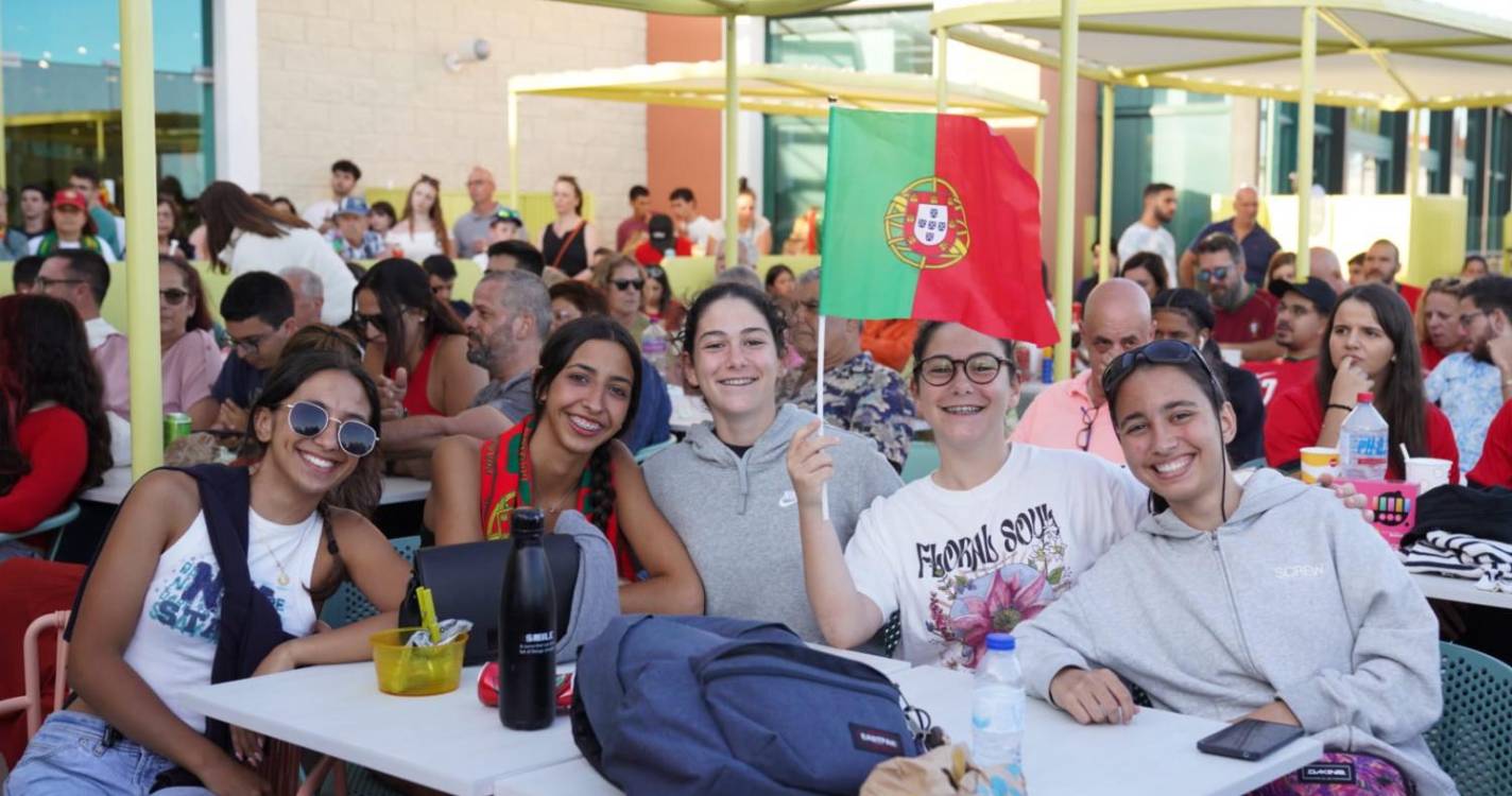 ’Fan zone’ bem composta e esperançosa (com fotos)