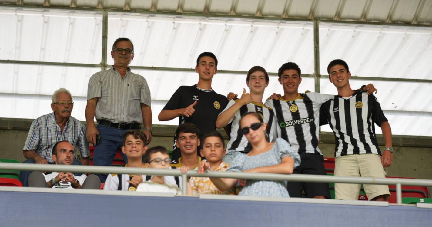 Bancadas dos Barreiros ‘pintadas’ com as cores do dérbi da Madeira (com fotos)