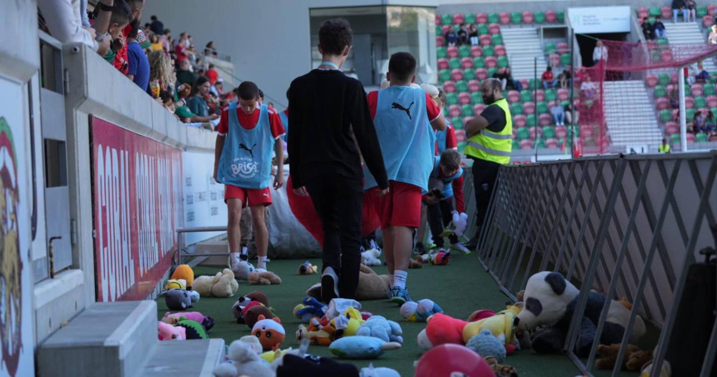 Chuva de peluches registada no intervalo do Marítimo - Penafiel (com fotos)
