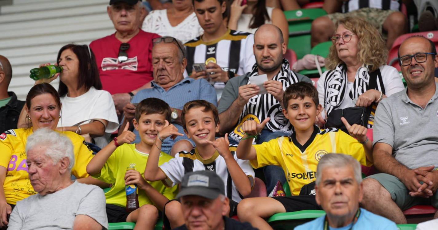 Bancadas dos Barreiros ‘pintadas’ com as cores do dérbi da Madeira (com fotos)