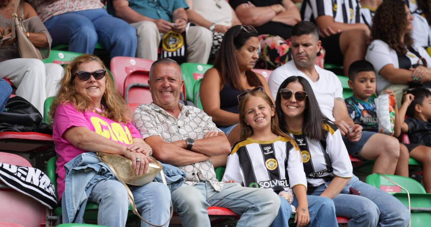 Bancadas dos Barreiros ‘pintadas’ com as cores do dérbi da Madeira (com fotos)