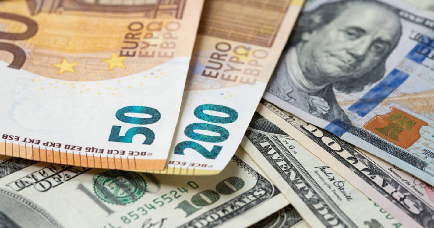 Euro continua a cair face ao dólar no início do ano