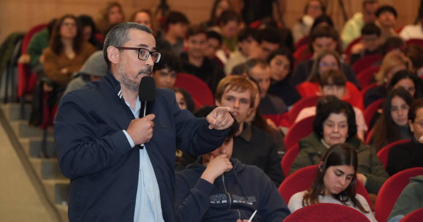 Parlamento na Comunidade: Professor questiona deputados sobre afastamento dos jovens da política