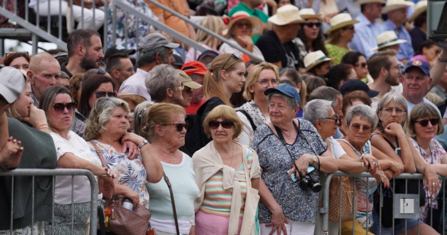 Milhares de residentes e turistas aguardam pelo Cortejo da Flor (com fotos)