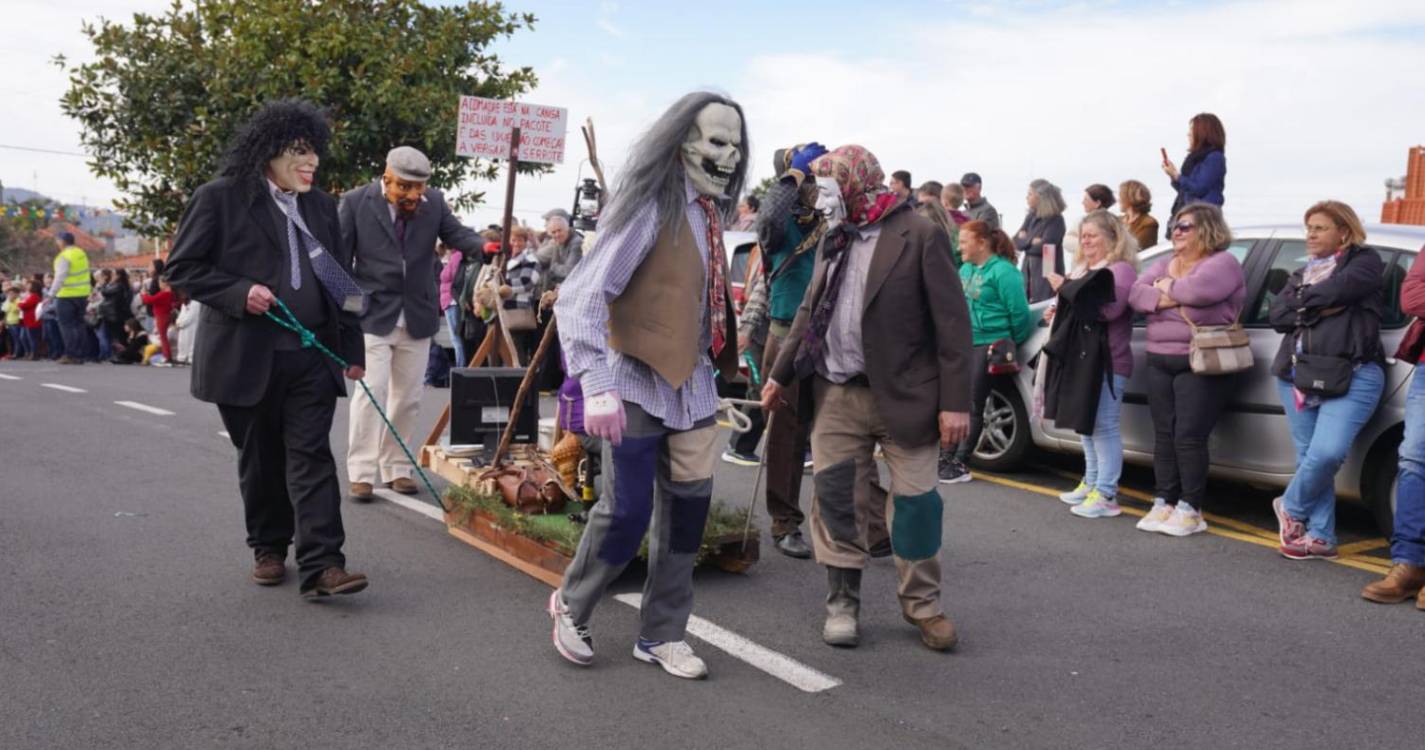 Cortejo etnográfico percorre ruas com tradição e humor