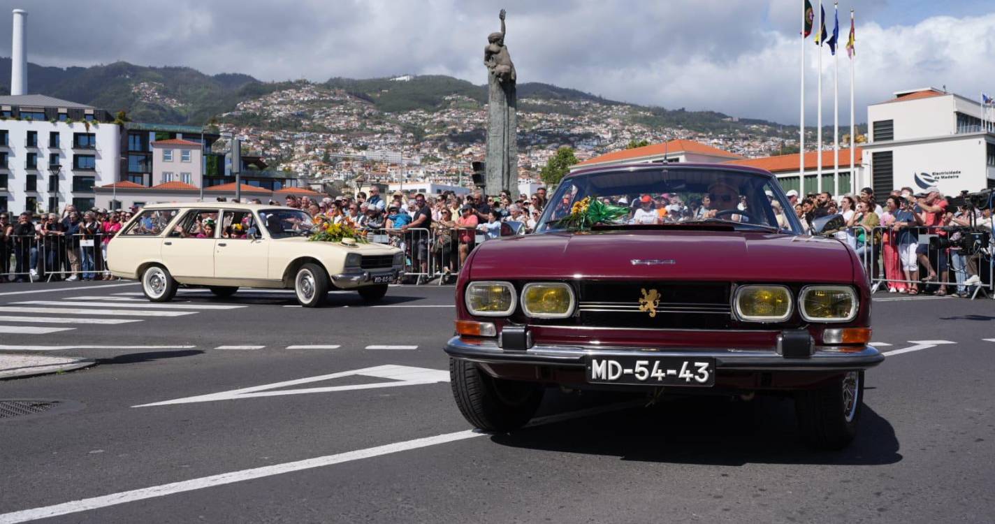 Clássicos desfilam elegância na Avenida (com fotos)