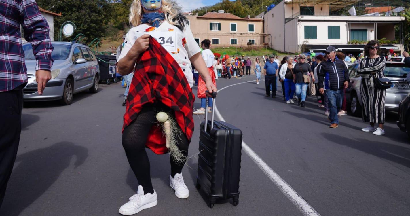 Cortejo do Campanário sai atrasado mas acelera na imaginação (com vídeo e fotos)