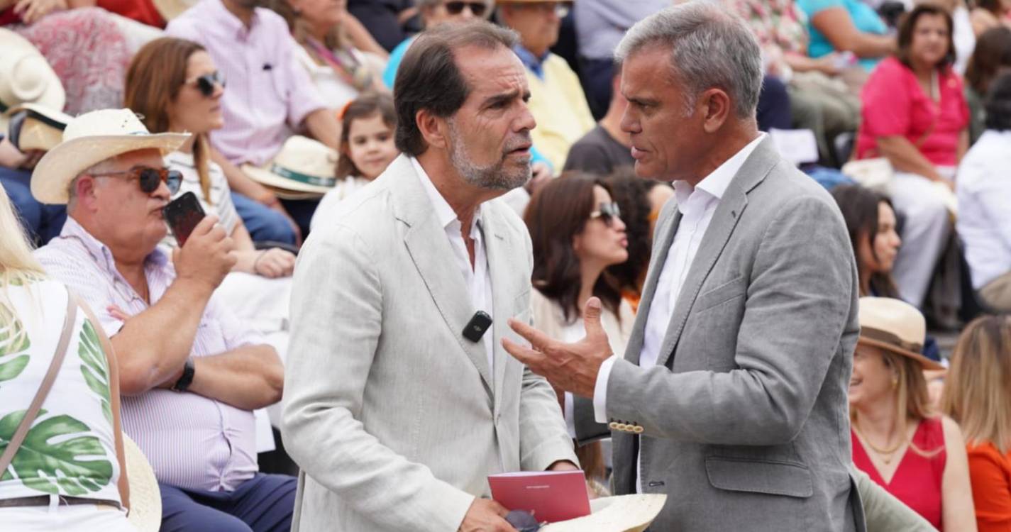 Milhares de residentes e turistas aguardam pelo Cortejo da Flor (com fotos)