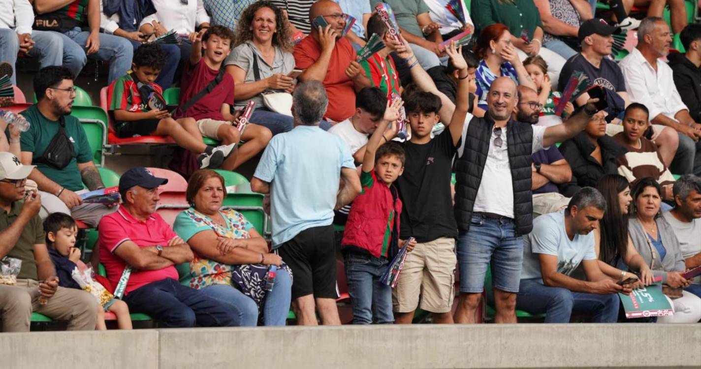 Veja quem está nos Barreiros para assistir ao Marítimo-Santa Clara (com fotos)