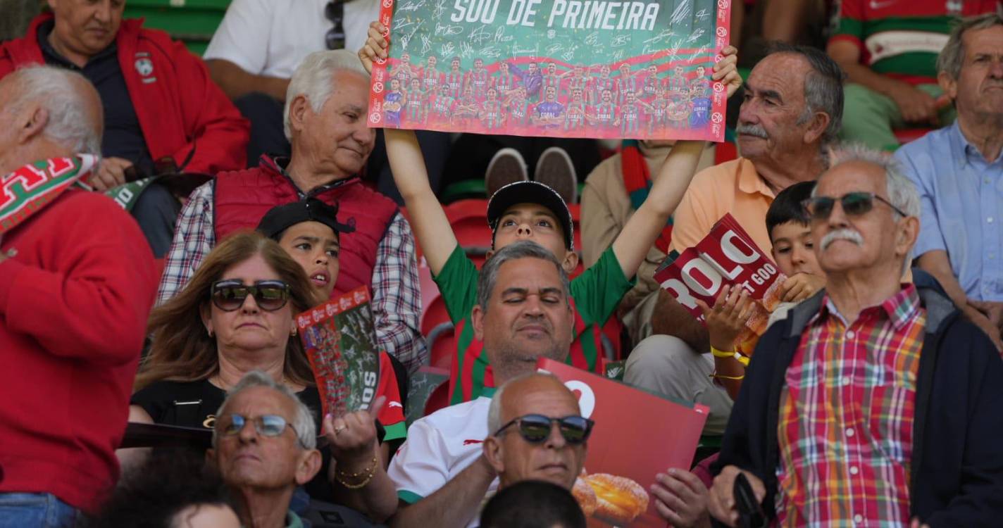 Adeptos em peso nos Barreiros para apoiar Marítimo (com fotos)