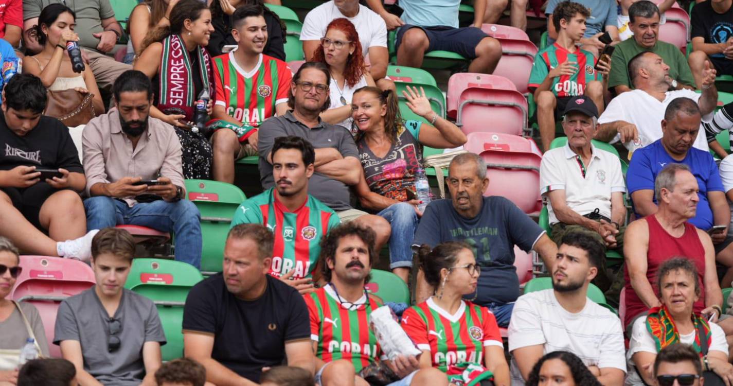 Bancadas dos Barreiros ‘pintadas’ com as cores do dérbi da Madeira (com fotos)