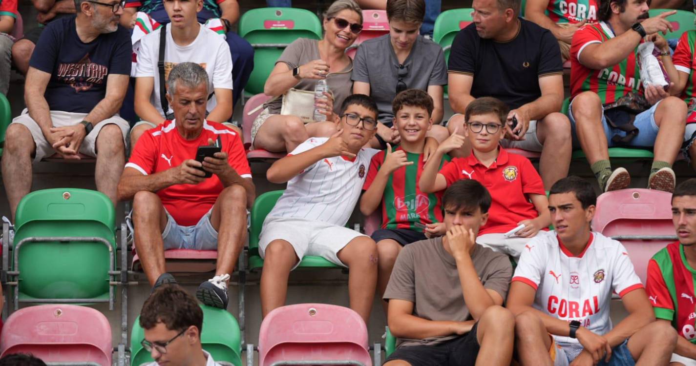 Bancadas dos Barreiros ‘pintadas’ com as cores do dérbi da Madeira (com fotos)