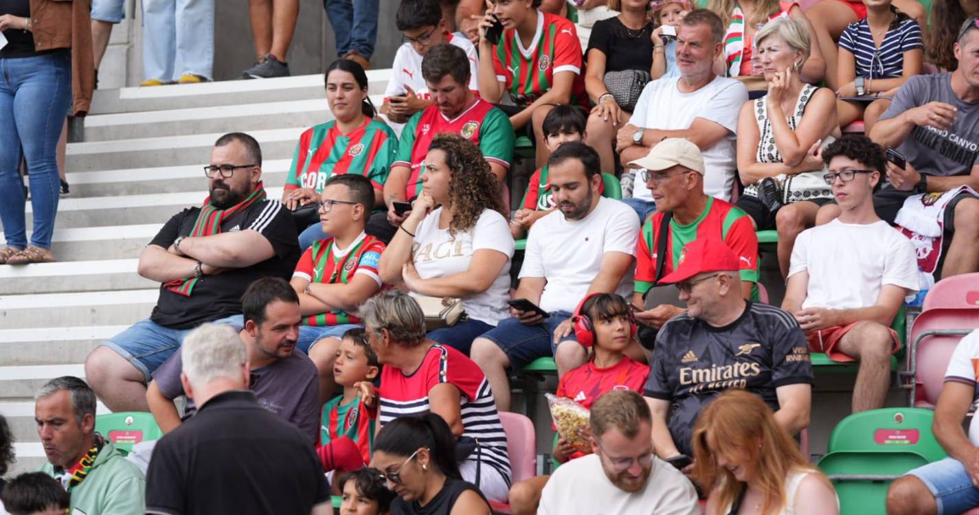 Bancadas dos Barreiros ‘pintadas’ com as cores do dérbi da Madeira (com fotos)