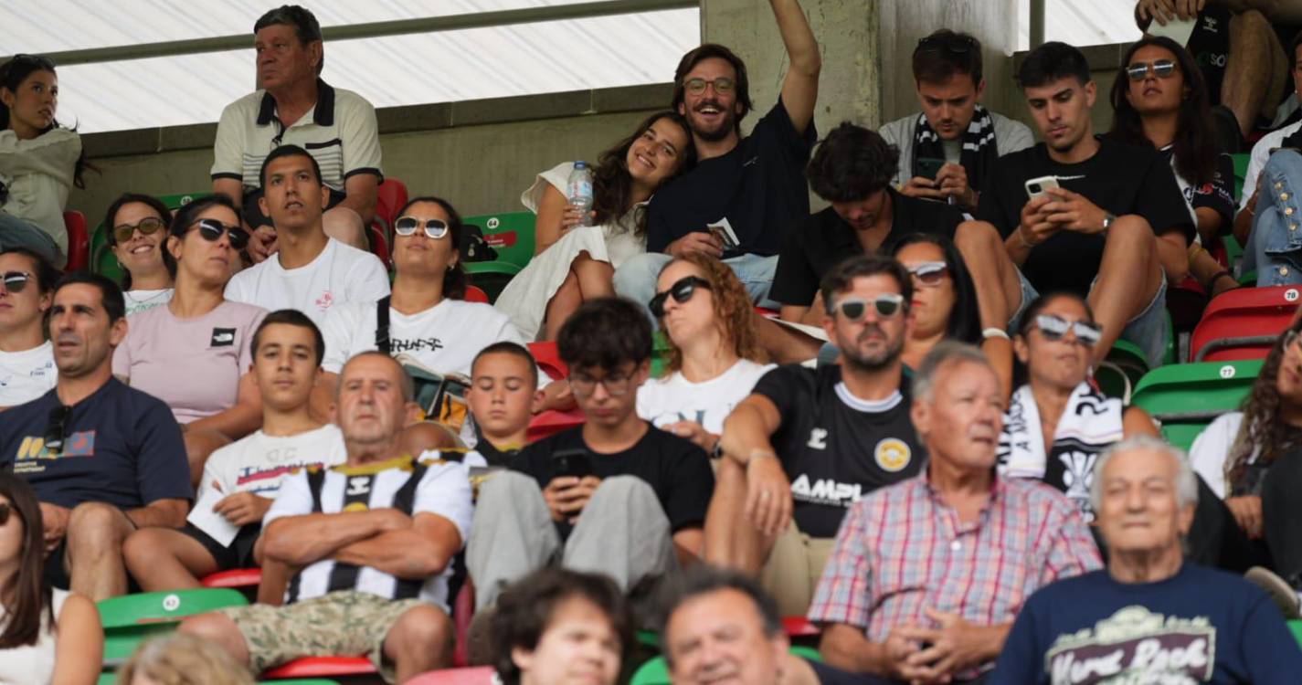 Bancadas dos Barreiros ‘pintadas’ com as cores do dérbi da Madeira (com fotos)