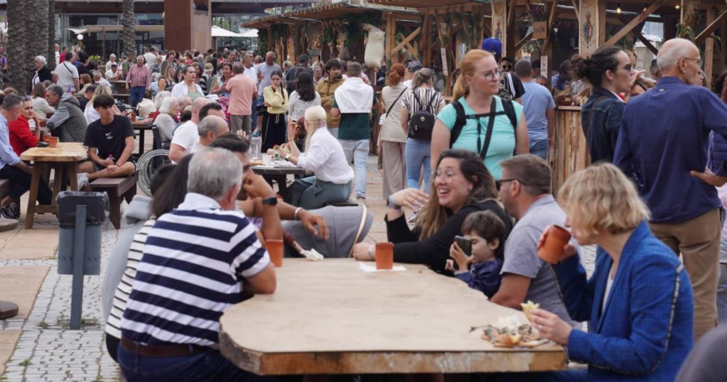 Multidão assiste ao desembarque no segundo dia de Mercado Quinhentista