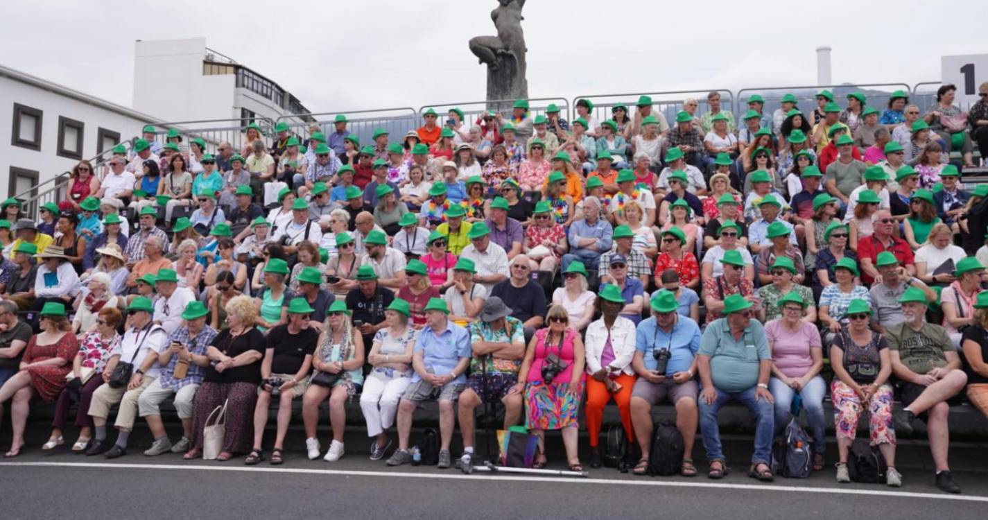 Milhares de residentes e turistas aguardam pelo Cortejo da Flor (com fotos)