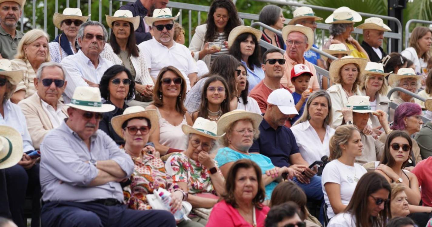Milhares de residentes e turistas aguardam pelo Cortejo da Flor (com fotos)