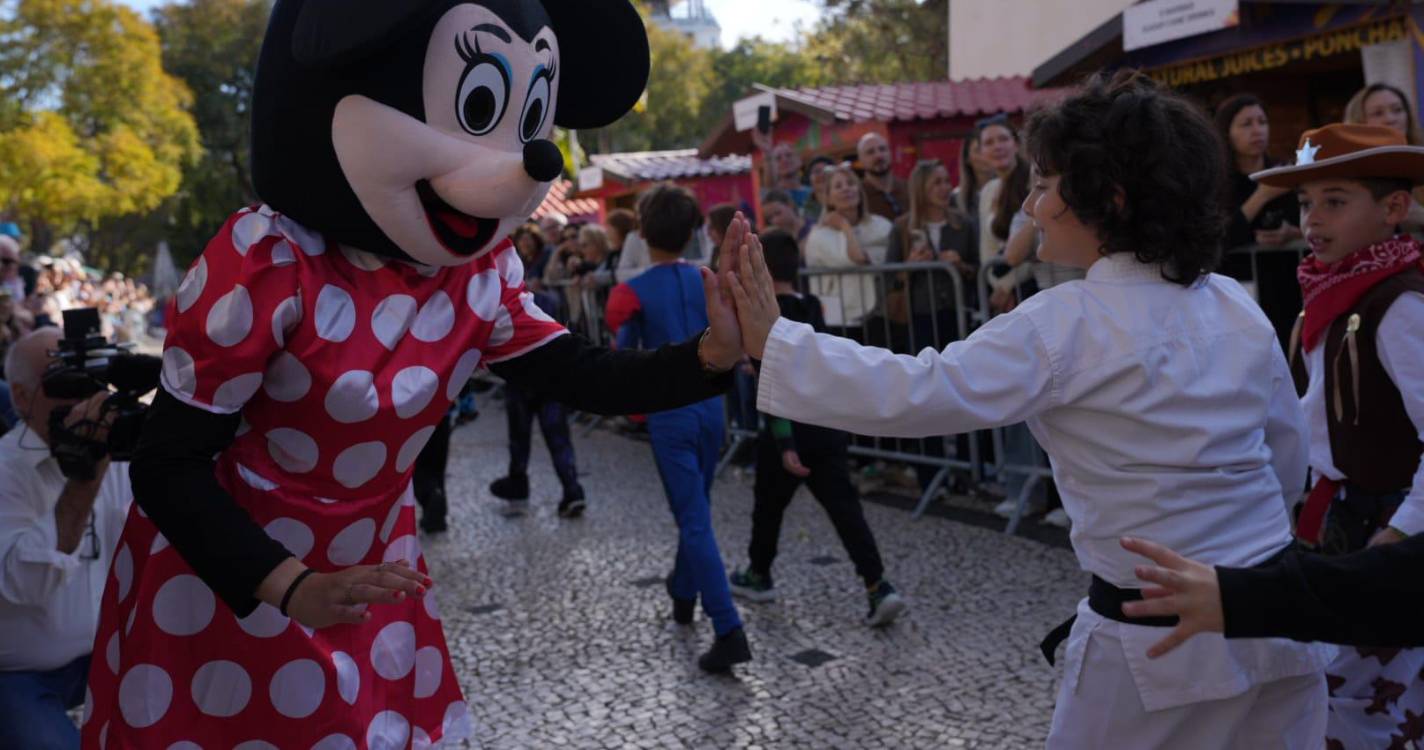 Carnaval leva largas centenas de foliões à Placa Central (com fotos)