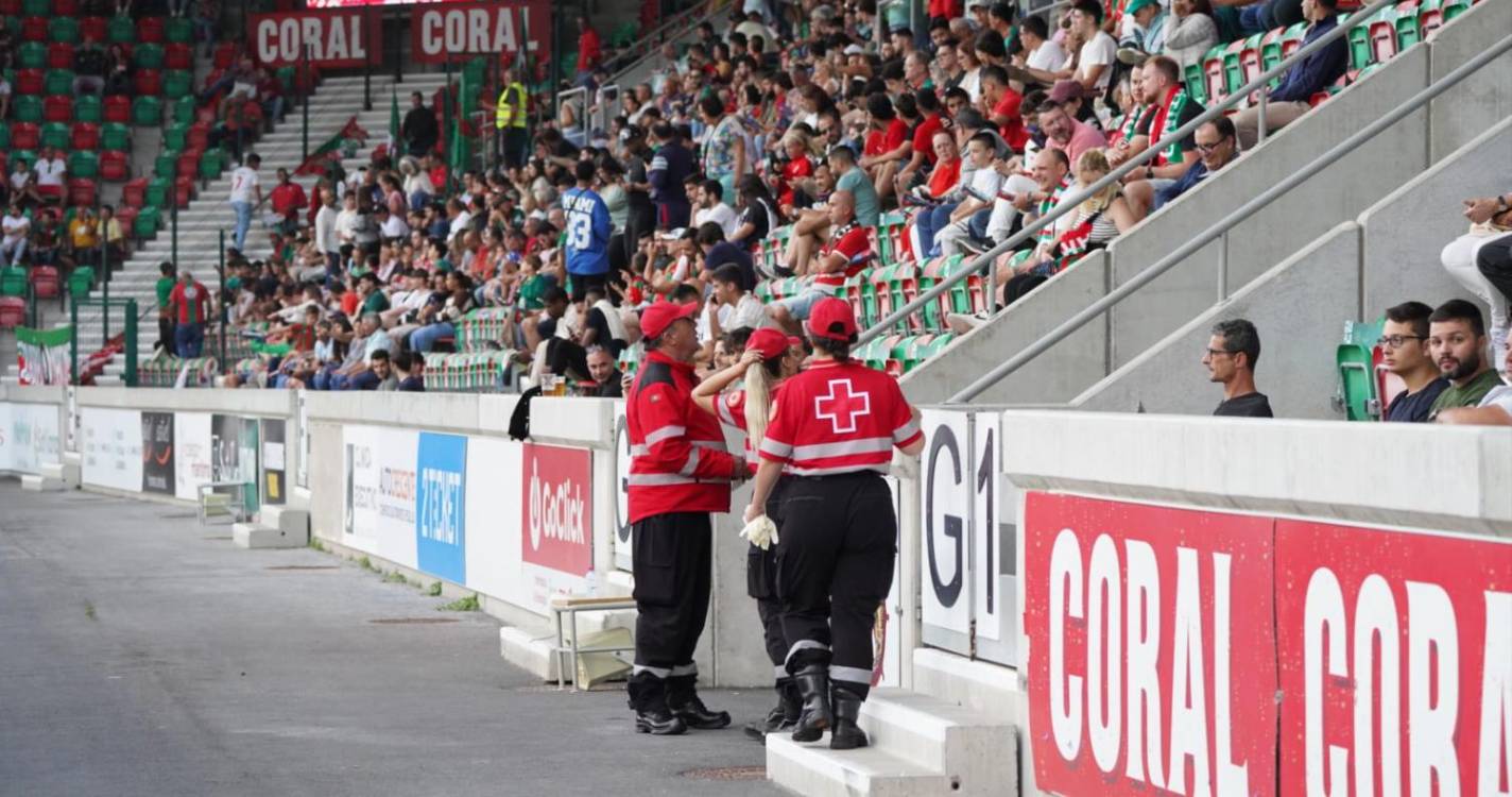 Veja quem está nos Barreiros para assistir ao Marítimo-Santa Clara (com fotos)