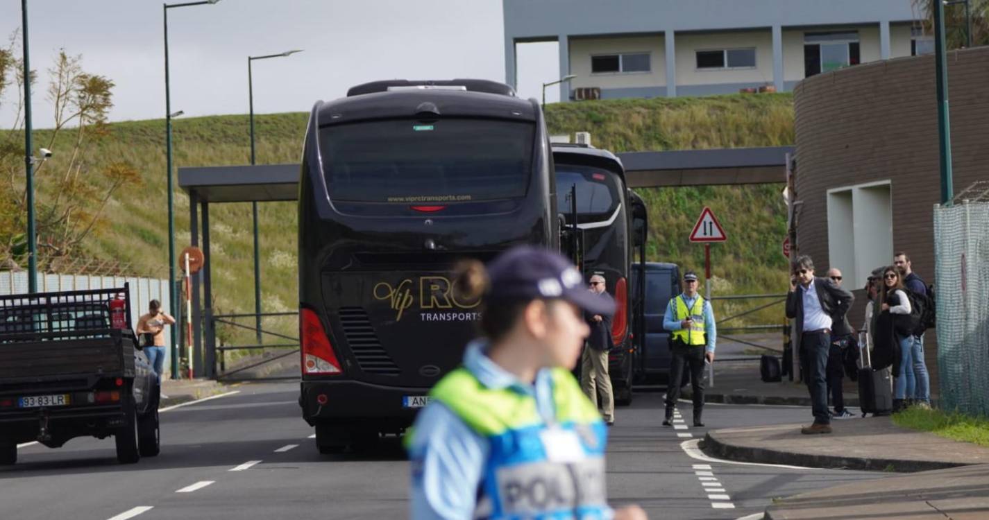 Movimentações policiais junto à doca de cargas e descargas do aeroporto
