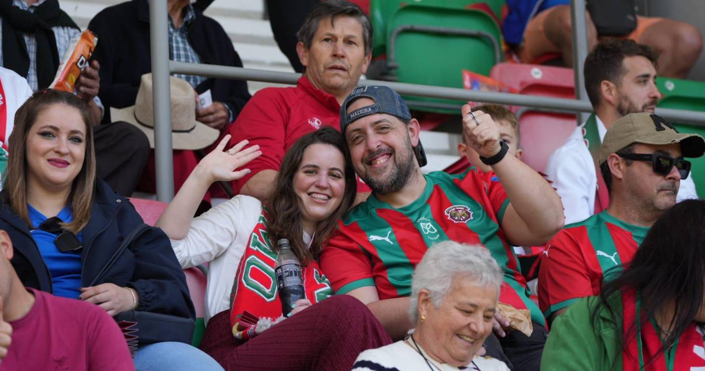 Adeptos em peso nos Barreiros para apoiar Marítimo (com fotos)