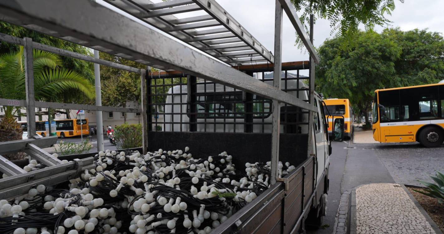 Luzes de Natal já estão a ser instaladas na cidade (com fotos)