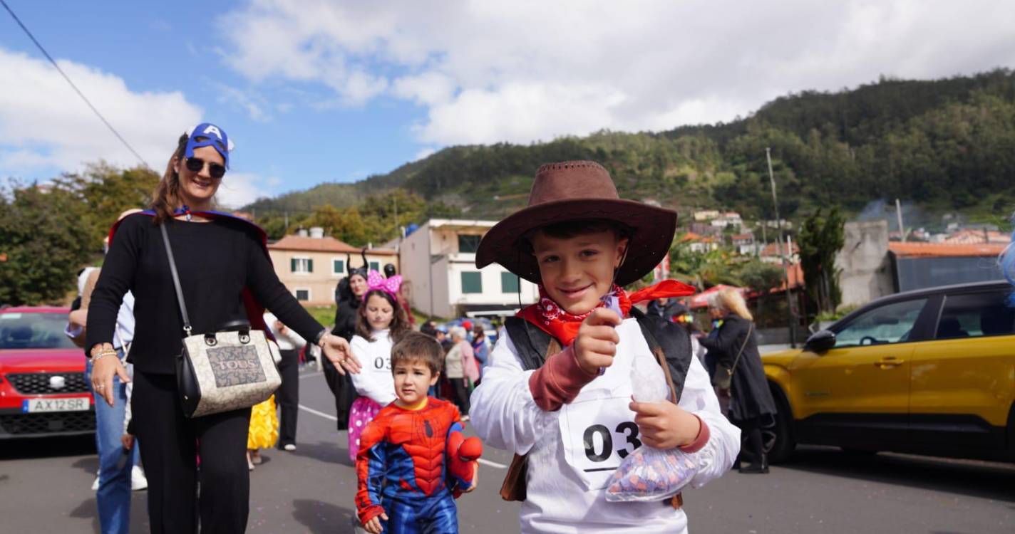Cortejo do Campanário sai atrasado mas acelera na imaginação (com vídeo e fotos)