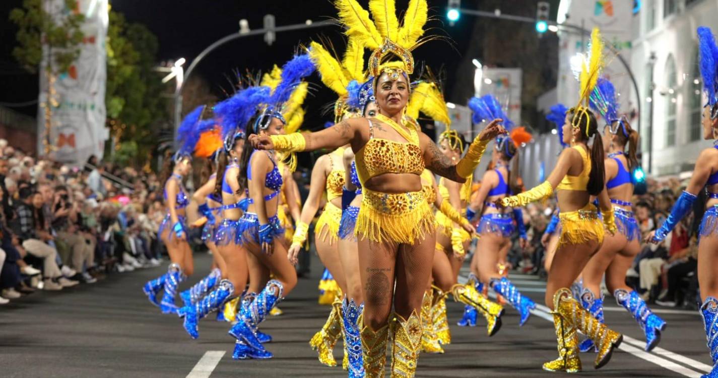 Tradição e futuro encontram-se na avenida (com fotos)